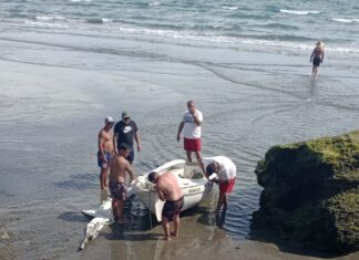 PUERTO PIRÁMIDES – NAVEGABAN EN SU VELERO, LA CORRIENTE Y LOS VIENTOS LOS TUMBÓ Y CAYERON AL AGUA