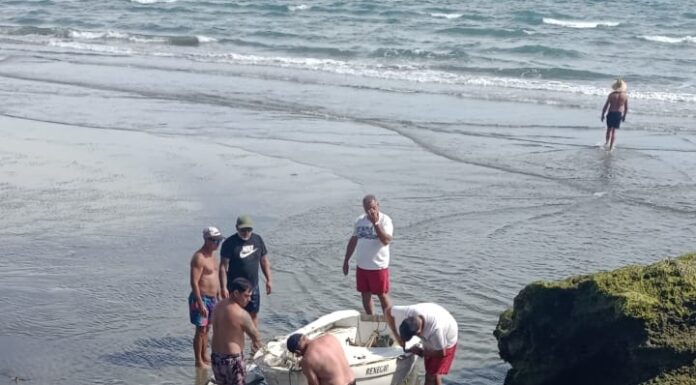 PUERTO PIRÁMIDES – NAVEGABAN EN SU VELERO, LA CORRIENTE Y LOS VIENTOS LOS TUMBÓ Y CAYERON AL AGUA