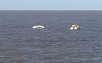 RESCATARON A DOS TRIPULANTES DE UN VELERO FRENTE AL PARQUE DE LA RIBERA