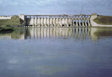 TRAS HUNDIRSE LA LANCHA, NADÓ CASI 500 METROS PARA QUE RESCATARAN A SUS AMIGOS