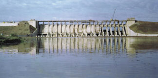 TRAS HUNDIRSE LA LANCHA, NADÓ CASI 500 METROS PARA QUE RESCATARAN A SUS AMIGOS