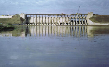 TRAS HUNDIRSE LA LANCHA, NADÓ CASI 500 METROS PARA QUE RESCATARAN A SUS AMIGOS