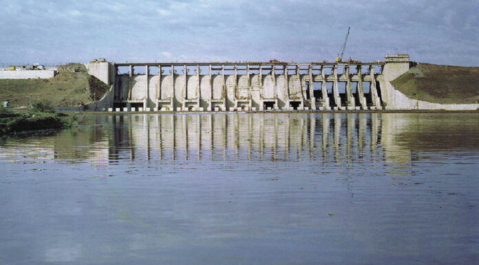 TRAS HUNDIRSE LA LANCHA, NADÓ CASI 500 METROS PARA QUE RESCATARAN A SUS AMIGOS