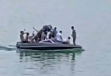 ALCOHOLIZADOS EN UNA LANCHA EN EL LAGO SAN ROQUE, RESISTIERON EL CONTROL Y AGREDIERON A POLICÍAS