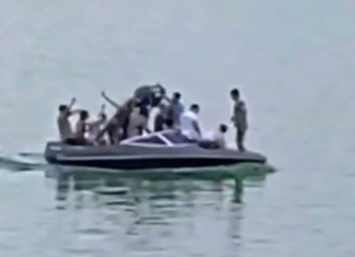 ALCOHOLIZADOS EN UNA LANCHA EN EL LAGO SAN ROQUE, RESISTIERON EL CONTROL Y AGREDIERON A POLICÍAS