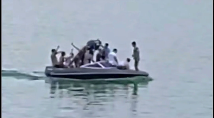 ALCOHOLIZADOS EN UNA LANCHA EN EL LAGO SAN ROQUE, RESISTIERON EL CONTROL Y AGREDIERON A POLICÍAS