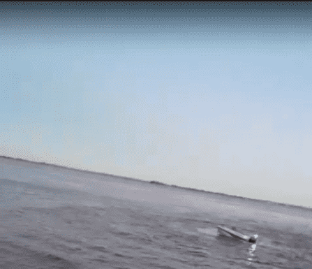 VIDEO – DESESESPERADO RESCATE DE UN HOMBRE QUE CHOCÓ CON SU LANCHA CONTRA LA BARRANCA EN EL CENTRO DE ROSARIO