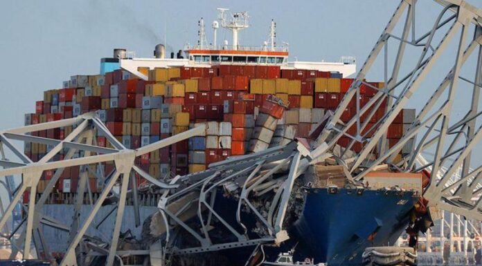 UN BARCO CHOCA CONTRA EL MAYOR PUENTE DE BALTIMORE Y LO DERRUMBRA MIENTRAS ESTABA ABIERTO AL TRÁFICO