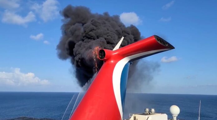 EXTINGUEN INCENDIO EN EL CRUCERO CARNIVAL FREEDOM DESPUÉS DE QUE TESTIGOS INFORMARAN SOBRE EL POSIBLE IMPACTO DE UN RAYO