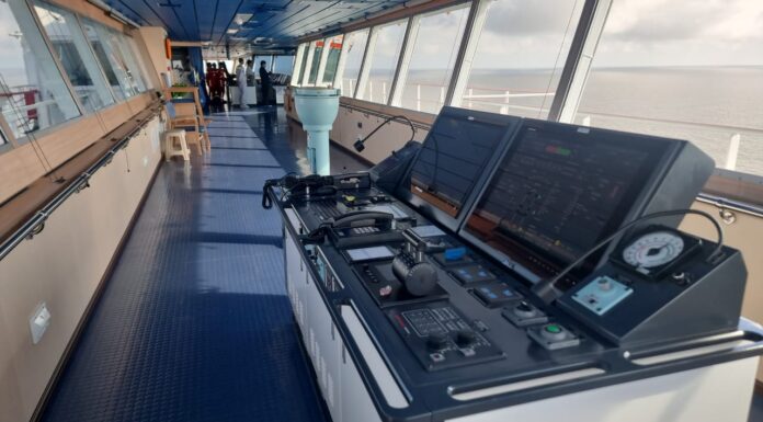 VIDEO – ASÍ ES DESDE EL PUENTE EL “COSCO SHIPPING ARGENTINA” EL CONTAINERO DE 335 METROS, EL MÁS GRANDE QUE INGRESA A BS AS