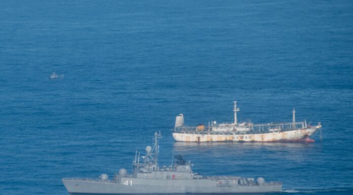 TENSIÓN EN ALTAMAR: LA ARMADA DETUVO A UN BUQUE CHINO POR SOSPECHA DE PESCA ILEGAL