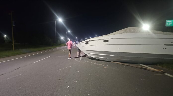 INSÓLITO: UNA LANCHA BLOQUEÓ EL INGRESO A CARLOS PAZ