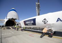 EL VELERO AMERICAN MAGIC LLEGÓ A BARCELONA PARA LA COPA AMÉRICA CON EL GIGANTE DE LA AVIACIÓN