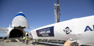 EL VELERO AMERICAN MAGIC LLEGÓ A BARCELONA PARA LA COPA AMÉRICA CON EL GIGANTE DE LA AVIACIÓN