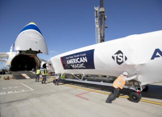 EL VELERO AMERICAN MAGIC LLEGÓ A BARCELONA PARA LA COPA AMÉRICA CON EL GIGANTE DE LA AVIACIÓN