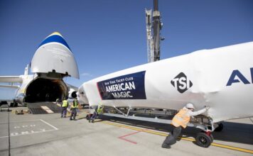 EL VELERO AMERICAN MAGIC LLEGÓ A BARCELONA PARA LA COPA AMÉRICA CON EL GIGANTE DE LA AVIACIÓN