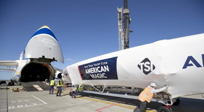 EL VELERO AMERICAN MAGIC LLEGÓ A BARCELONA PARA LA COPA AMÉRICA CON EL GIGANTE DE LA AVIACIÓN