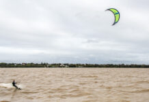 BERISSO: HACÍA WINDSURF EN EL RÍO DE LA PLATA, FUE ARRASTRADO POR LA CORRIENTE Y LO HALLARON HORAS DESPUÉS