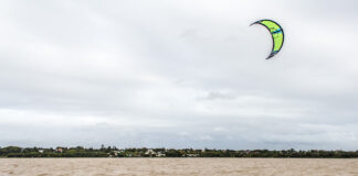 BERISSO: HACÍA WINDSURF EN EL RÍO DE LA PLATA, FUE ARRASTRADO POR LA CORRIENTE Y LO HALLARON HORAS DESPUÉS