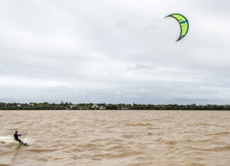 BERISSO: HACÍA WINDSURF EN EL RÍO DE LA PLATA, FUE ARRASTRADO POR LA CORRIENTE Y LO HALLARON HORAS DESPUÉS