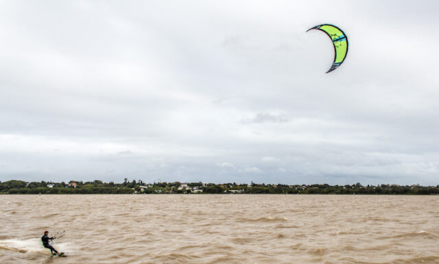 BERISSO: HACÍA WINDSURF EN EL RÍO DE LA PLATA, FUE ARRASTRADO POR LA CORRIENTE Y LO HALLARON HORAS DESPUÉS