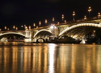 UN CRUCERO BÚLGARO SE ESTRELLA CONTRA EL MURO DEL DANUBIO EN AUSTRIA Y DEJA 11 HERIDOS