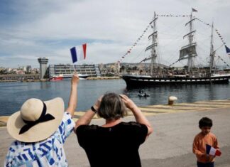 LA LLAMA OLÍMPICA INICIÓ SU VIAJE HACIA FRANCIA A BORDO DEL VELERO “BELEM”