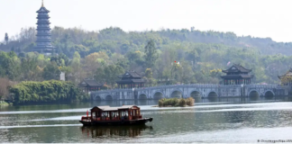 CHINA: 12 FALLECIDOS TRAS VOLCAR UNA LANCHA CON TURISTAS