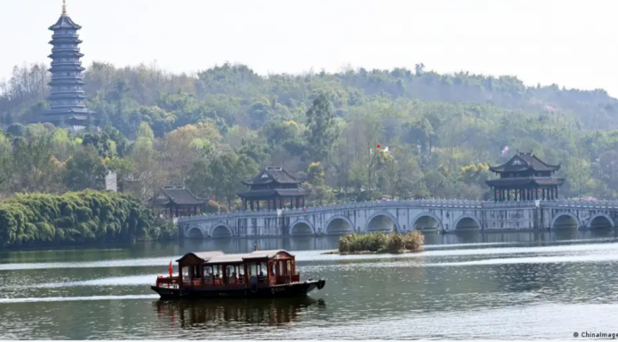 CHINA: 12 FALLECIDOS TRAS VOLCAR UNA LANCHA CON TURISTAS