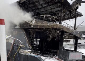 SE INCENDIA UN MODERNO YATE EN ASTILLERO DE MIAMI