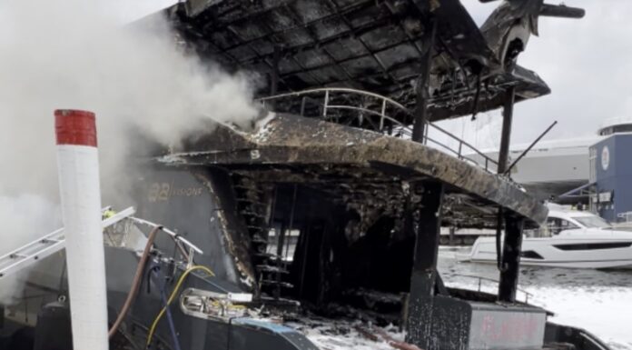 SE INCENDIA UN MODERNO YATE EN ASTILLERO DE MIAMI