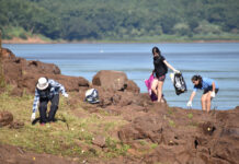 MONTECARLO: RETIRARON CASI UNA TONELADA DE BASURA DE LA COSTA DEL RÍO PARANÁ