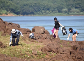MONTECARLO: RETIRARON CASI UNA TONELADA DE BASURA DE LA COSTA DEL RÍO PARANÁ