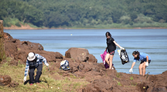 MONTECARLO: RETIRARON CASI UNA TONELADA DE BASURA DE LA COSTA DEL RÍO PARANÁ