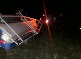 PERDIÓ EL CONTROL, TERMINÓ VOLCANDO LA CAMIONETA Y EL TRAILER CON LANCHA