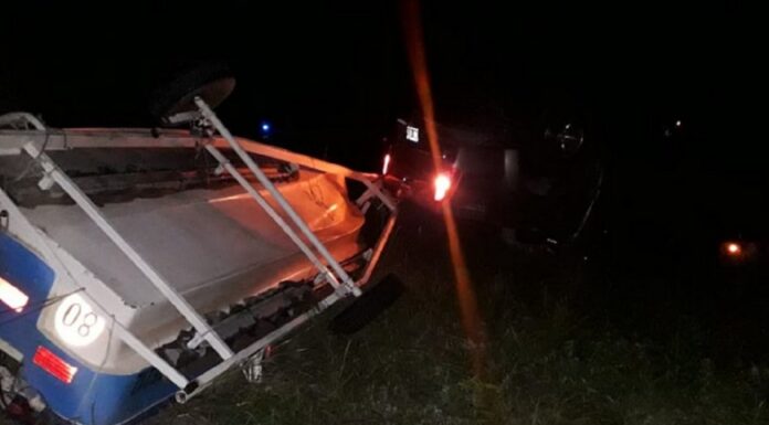 PERDIÓ EL CONTROL, TERMINÓ VOLCANDO LA CAMIONETA Y EL TRAILER CON LANCHA