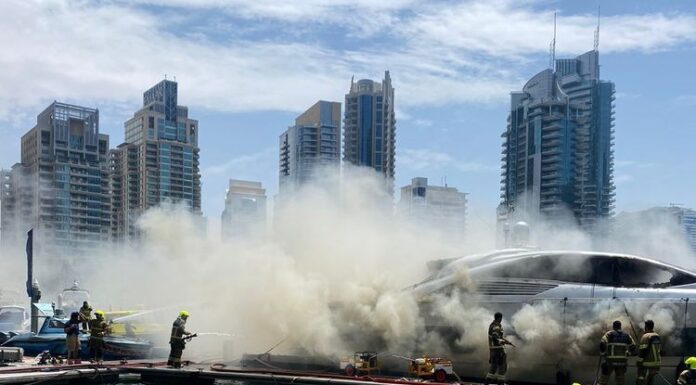 UN VORAZ INCENDIO DESTRUYE UN PERSHING 88 EN EL PUERTO DE DUBAI (VIDEO)