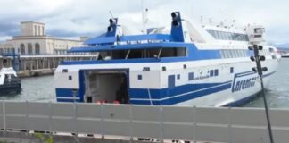 FERRY CHOCA CONTRA EL PUERTO DE NÁPOLES, DECENAS DE HERIDOS