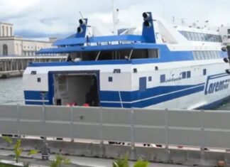 FERRY CHOCA CONTRA EL PUERTO DE NÁPOLES, DECENAS DE HERIDOS