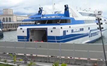 FERRY CHOCA CONTRA EL PUERTO DE NÁPOLES, DECENAS DE HERIDOS
