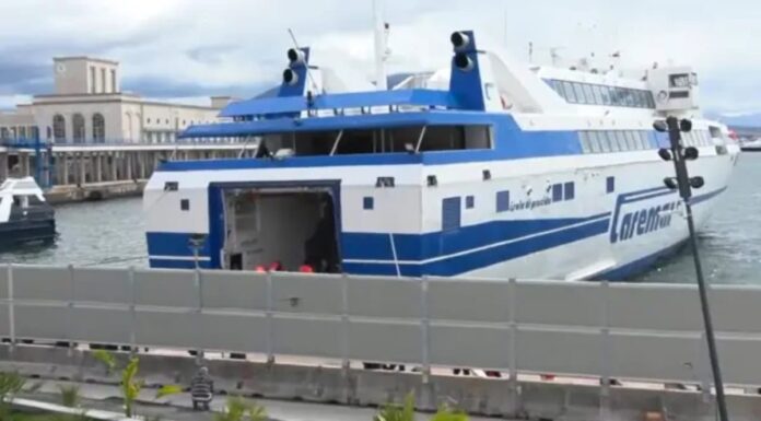 FERRY CHOCA CONTRA EL PUERTO DE NÁPOLES, DECENAS DE HERIDOS
