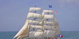 PARÍS ESPERA LA LLAMA OLÍMPICA QUE TRANSPORTARÁ UN VELERO CENTENARIO