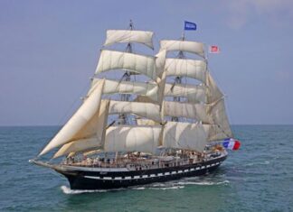 PARÍS ESPERA LA LLAMA OLÍMPICA QUE TRANSPORTARÁ UN VELERO CENTENARIO