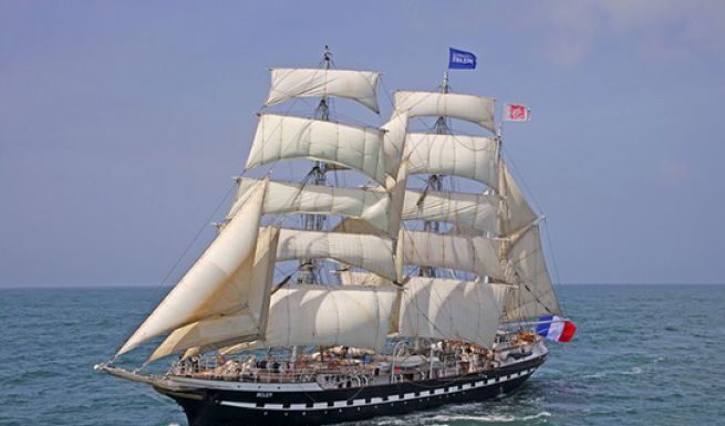 PARÍS ESPERA LA LLAMA OLÍMPICA QUE TRANSPORTARÁ UN VELERO CENTENARIO