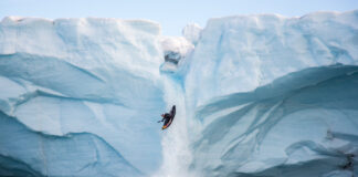 EL KAYAKISTA DE ÉLITE ANIOL SERRASOLES EMPRENDE UN VIAJE DE OTRO MUNDO EN LAS PROFUNDIDADES DEL SALVAJE ÁRTICO PARA DESCENDER LA CASCADA DE HIELO MÁS ALTA