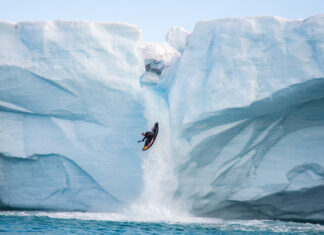 EL KAYAKISTA DE ÉLITE ANIOL SERRASOLES EMPRENDE UN VIAJE DE OTRO MUNDO EN LAS PROFUNDIDADES DEL SALVAJE ÁRTICO PARA DESCENDER LA CASCADA DE HIELO MÁS ALTA