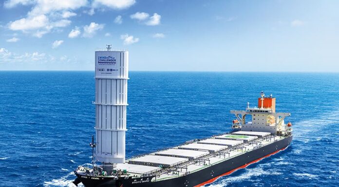 BUQUE DE CARGA CON VELA PARA AHORRO DE COMBUSTIBLE