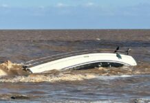 VIDEO – VELERO CHOCÓ CON LA ESCOLLERA DEL PUERTO DEL BUCEO EN MONTEVIDEO