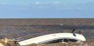 VIDEO – VELERO CHOCÓ CON LA ESCOLLERA DEL PUERTO DEL BUCEO EN MONTEVIDEO