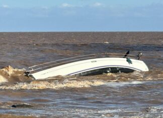 VIDEO – VELERO CHOCÓ CON LA ESCOLLERA DEL PUERTO DEL BUCEO EN MONTEVIDEO